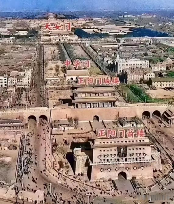 这是天安门原来的样子，事实证明，梁思成和林徽因是有远见的人，可惜，在郭沫若的一再