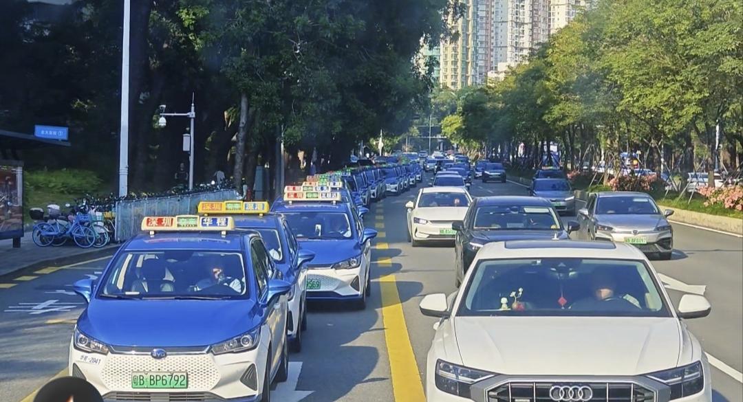 出租车司机等一位乘客真不容易啊，这是昨天路过深圳北大医院大门口看到的一幕，在门口