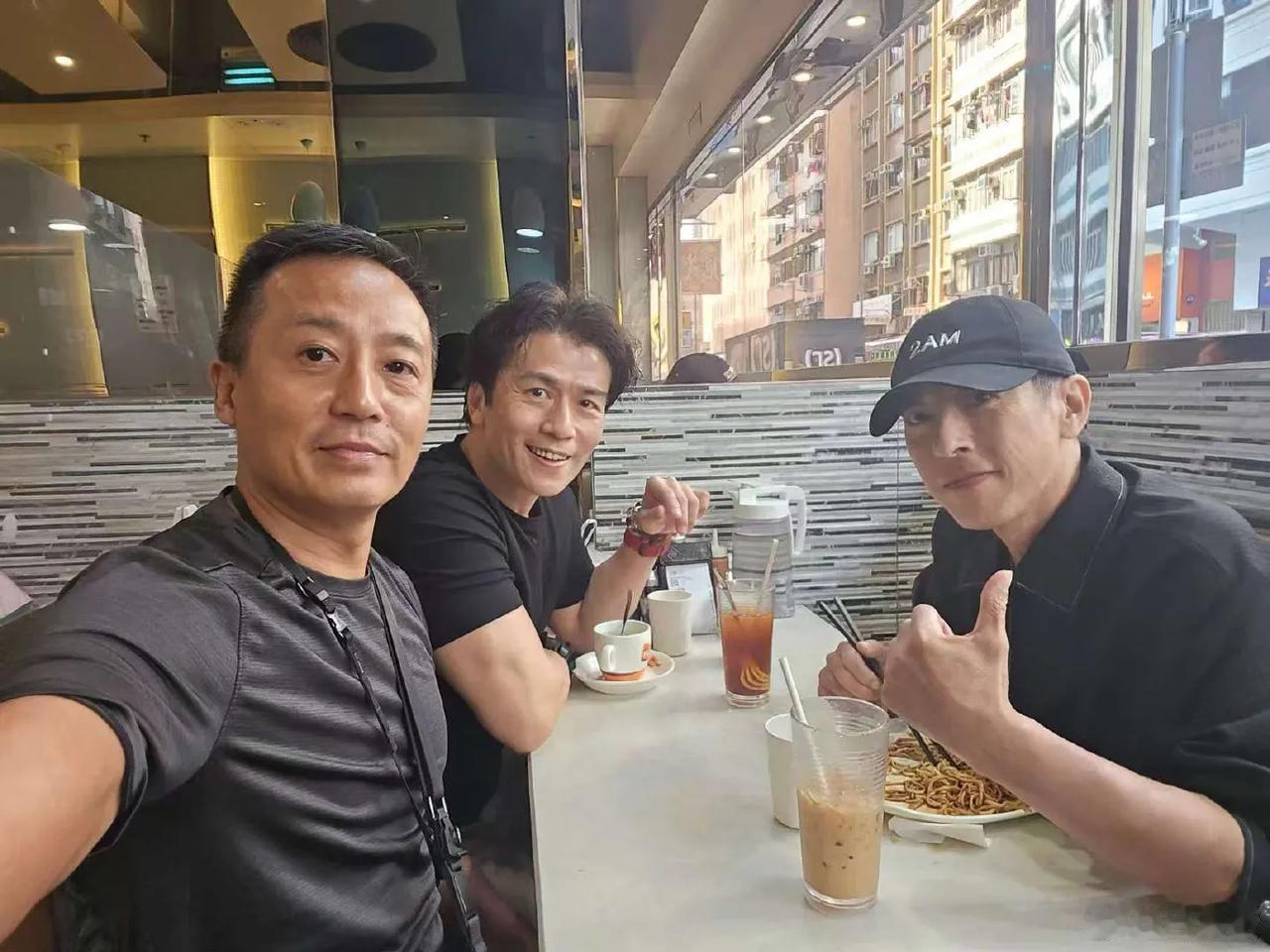 3位TVB亚视小生重聚！59岁吕颂贤大病初愈，身材明显比俩好友瘦弱9月24日，