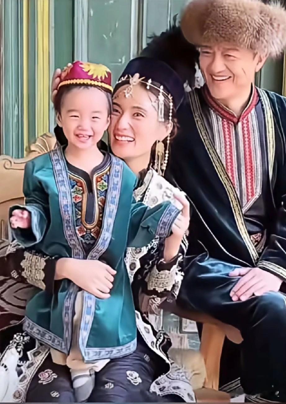 海哈金喜带着6岁女儿飞回大凉山过年，李亚鹏一路送到T3，蹲下来给女儿整围巾，又亲