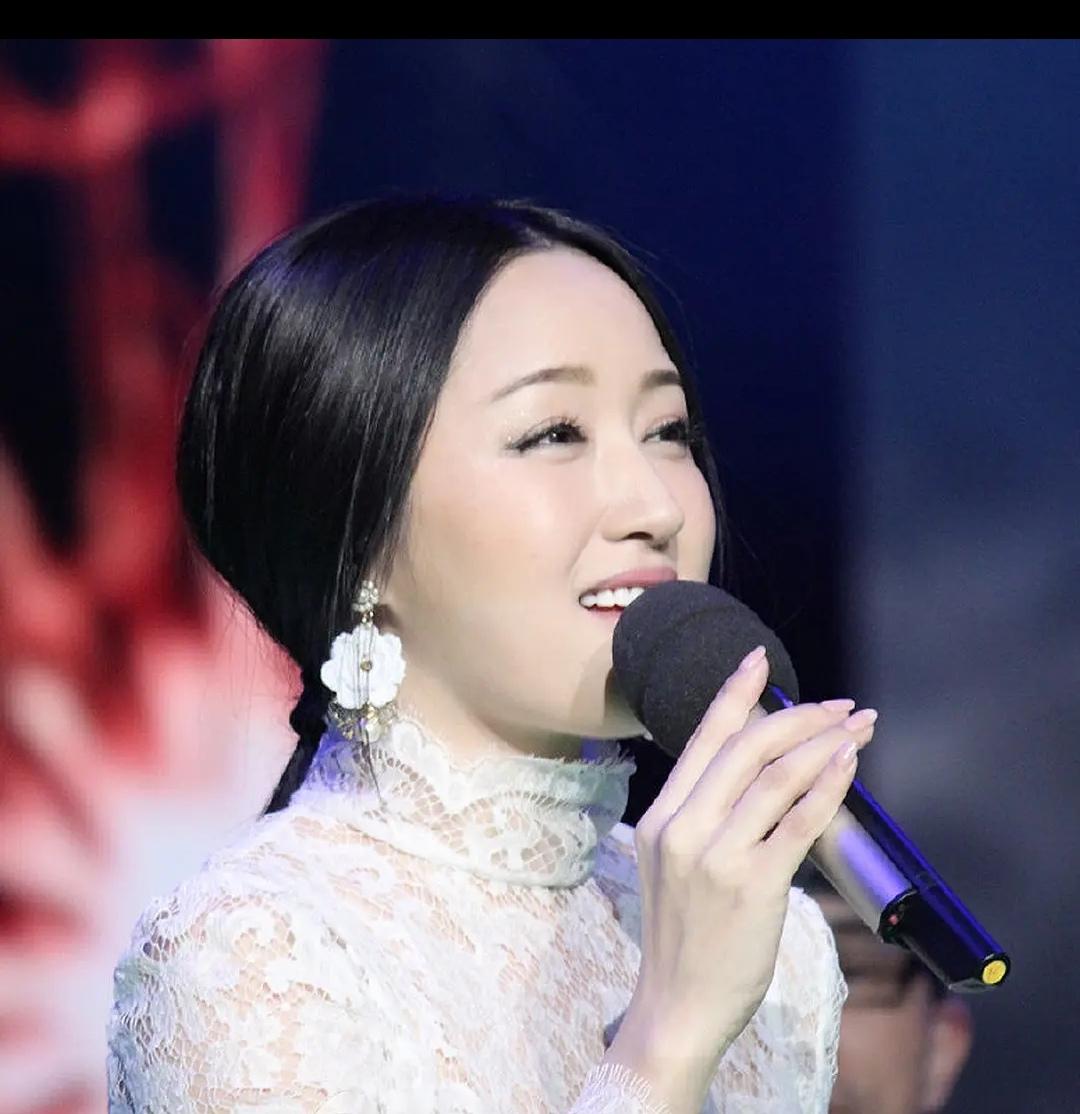 昨天发生一件事，让我完全相信读书是有天赋的。昨天移民美国二十九年的姑姑一家四口回