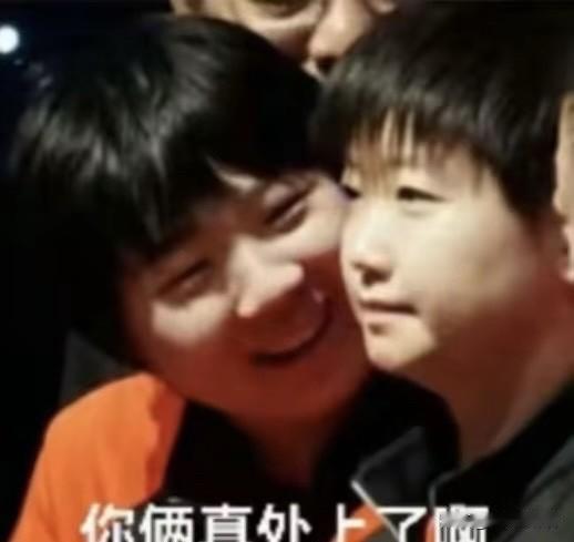 王楚钦和孙颖莎最后还是站在一起拍照了，在多哈现场全体观众的强烈抗议下！拍大合照时