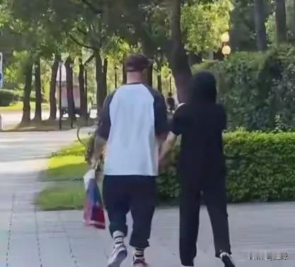 那个时候,大S和具俊晔以夫妻的身份手拉手出现在大众视野。那个时候的她,已经可以