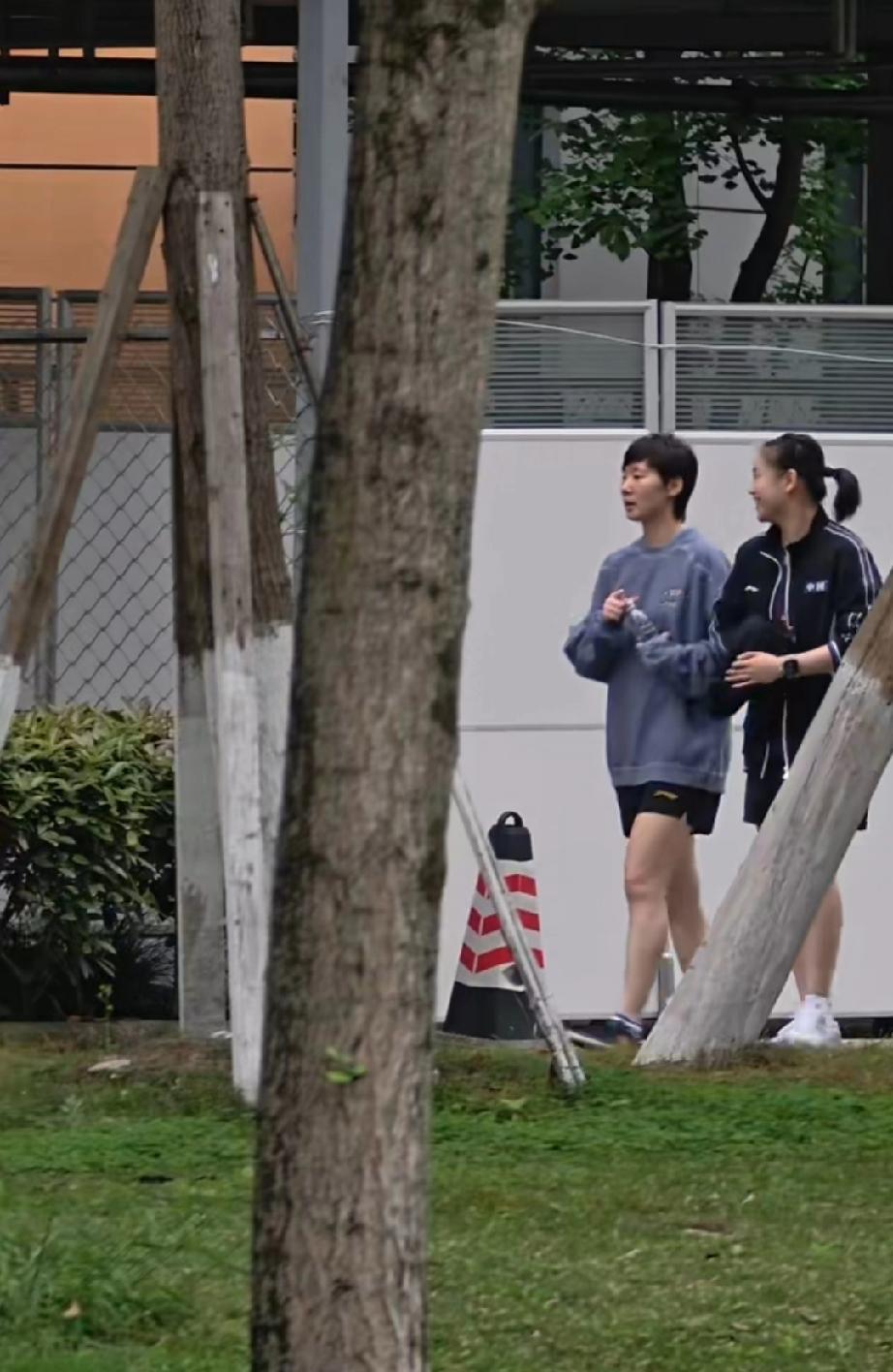 王曼昱经过几天放假时间调整，昨日回归成都国乒训练基地，今日中午体能训练结束后，与