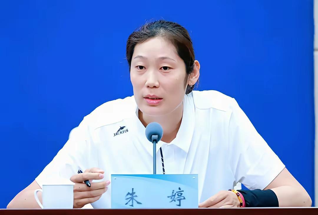 朱婷回来了，但不是喊一声就上场那种。她4轮欧冠72分，一传44%——排协的线，