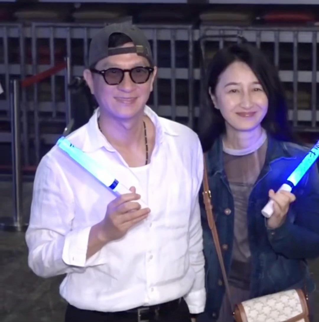 今天张家辉和关咏荷一起去看演唱会，两位站在一起特别的般配，最关键的是显得好年轻。