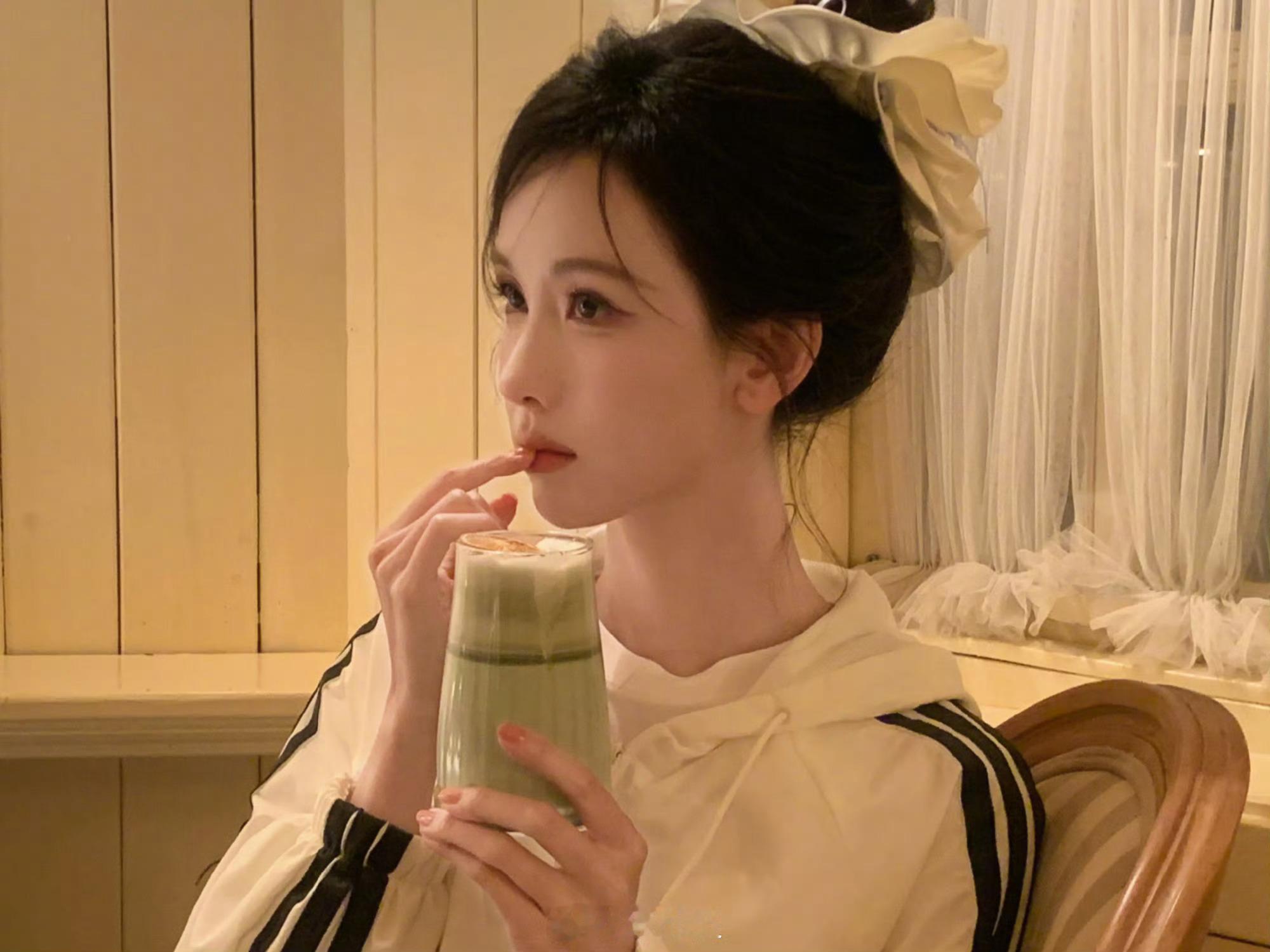 陈都灵白幼薇陈都灵雾妄言来自的520照片投喂高马尾大蝴蝶结太灵动！陈都灵一身休
