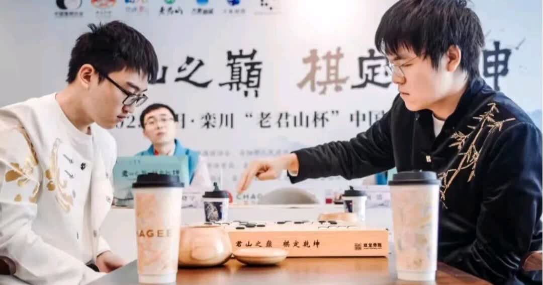 [抠鼻]第二局棋圣战结束了。双方打成一比一平。这局柯洁有点不发