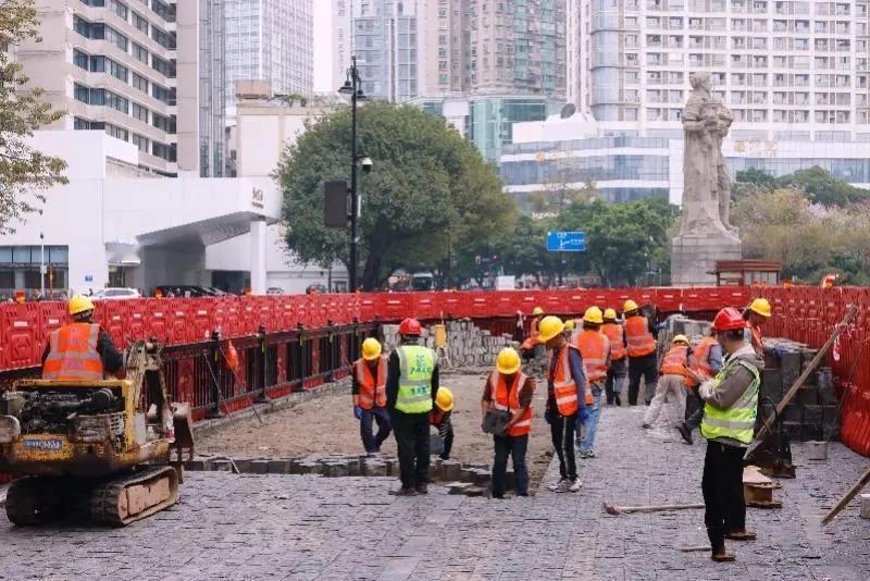 感觉广州海珠广场这段路好神奇，原来的沥青路铲掉改成石板路，现在又要铲掉石板路改成