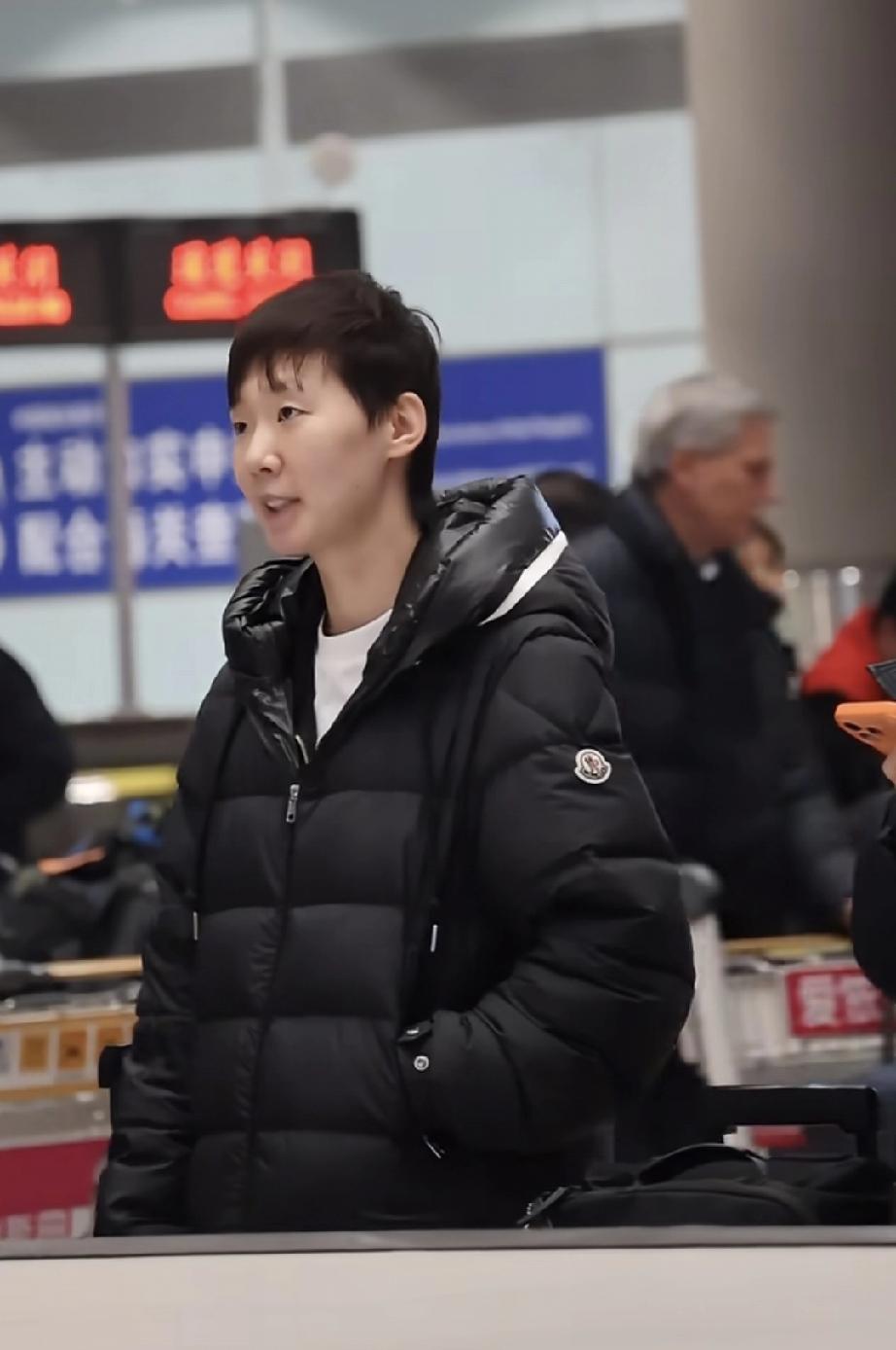 原来国乒队员的护照回到国内都会统一交给队里保管！国乒今日新加坡返回北京，落地首都