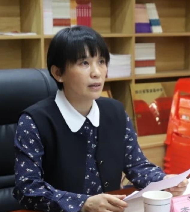 雷波县教体局女局长李某凤。这个局长干不成了！不说撤职查办，肯定免职调走，县政府