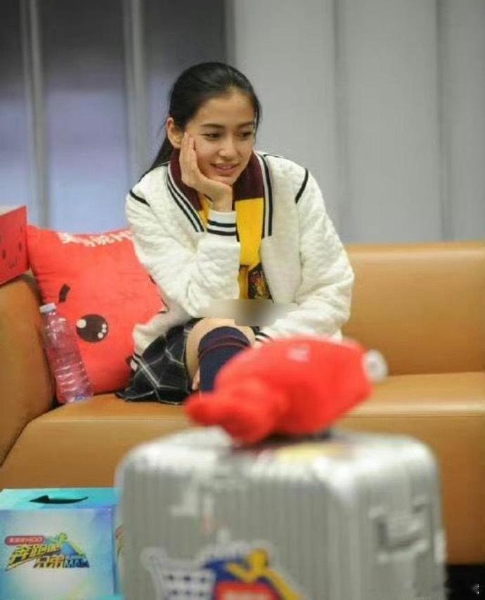 Angelababy以前录跑男是没有造型师的，头发基本上自己随手扎的
