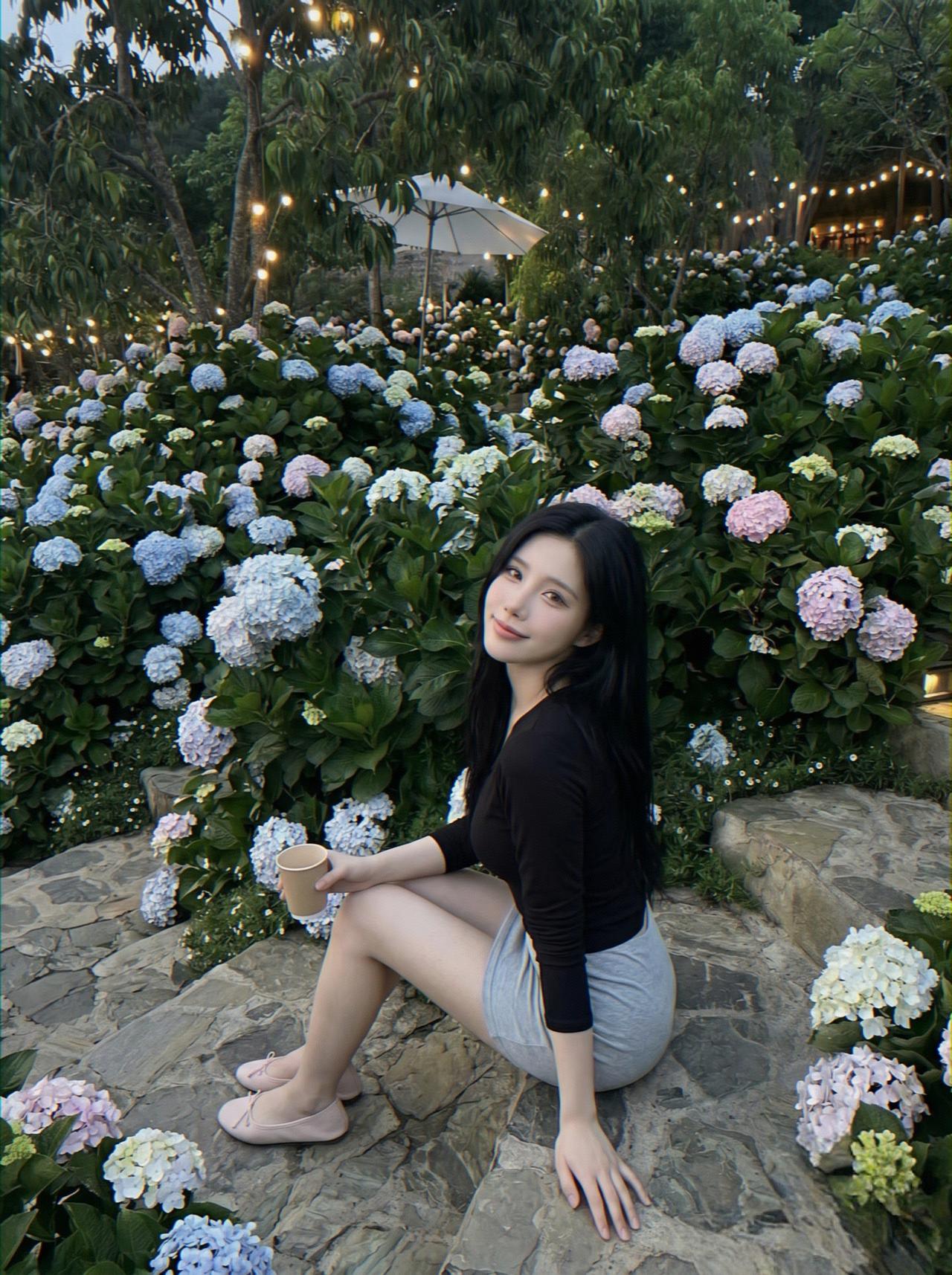 花间人影坐，笑语入画来