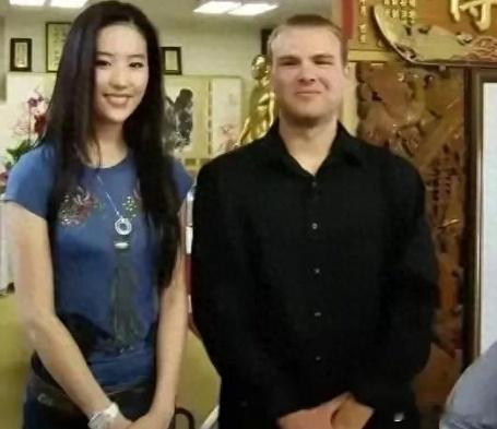 刘亦菲的丑衣服，只有更丑，没有最丑，这身衣服换个人穿就土掉渣​​​