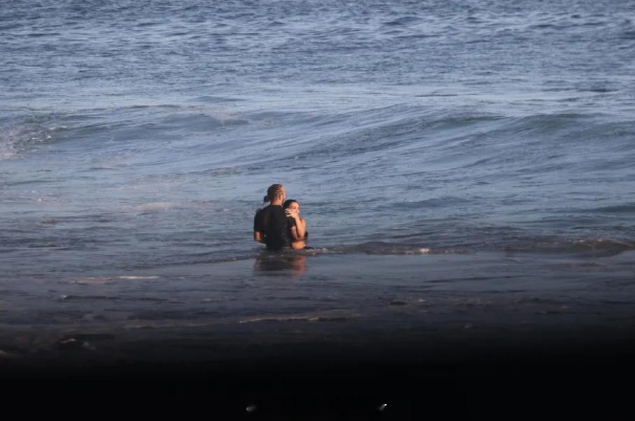 金卡戴珊汉密尔顿海里亲吻据外媒，金·卡戴珊、刘易斯·汉密尔顿被拍到加州马里布海