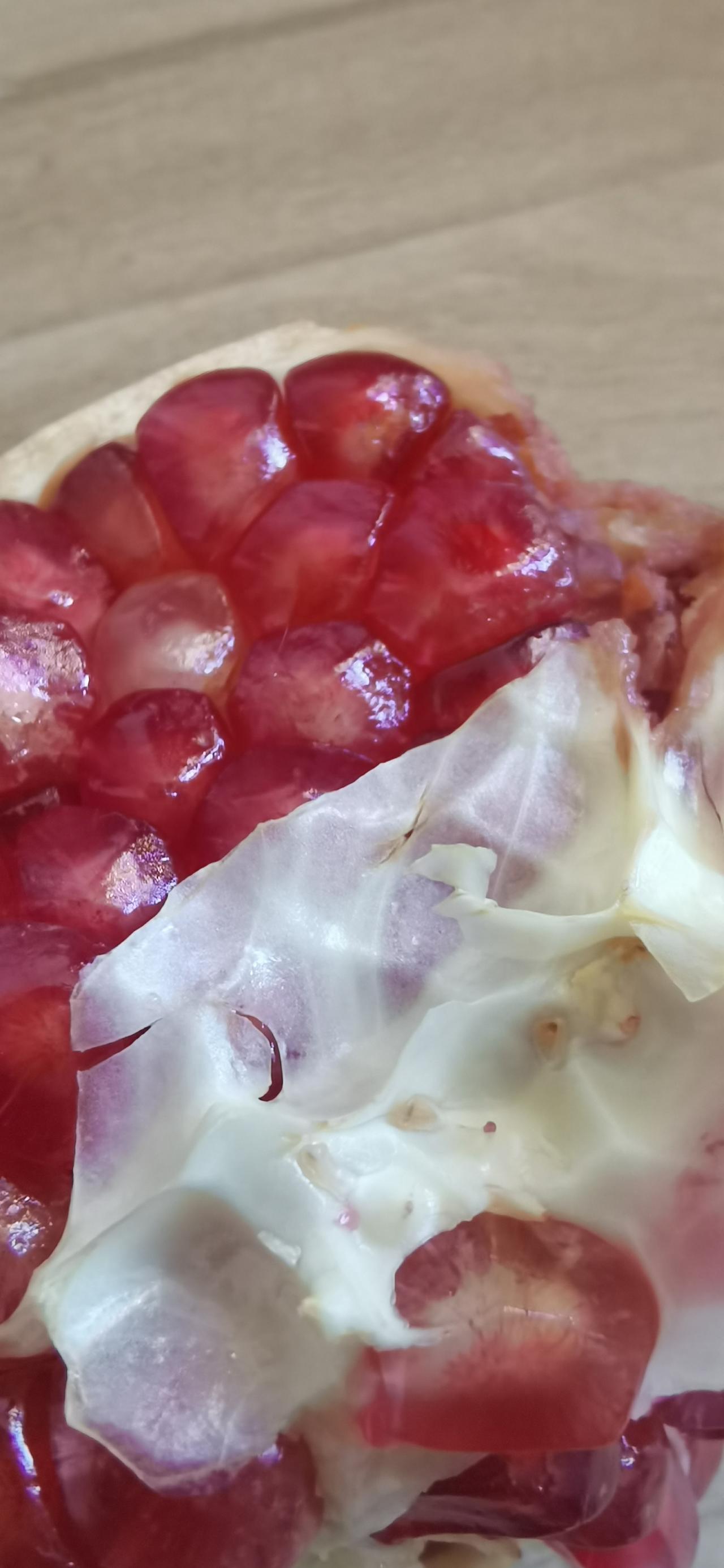 今天在西安阎良区遇到卖石榴的，石榴品相一般，有大有小，有表面好看的，也有表面粗糙