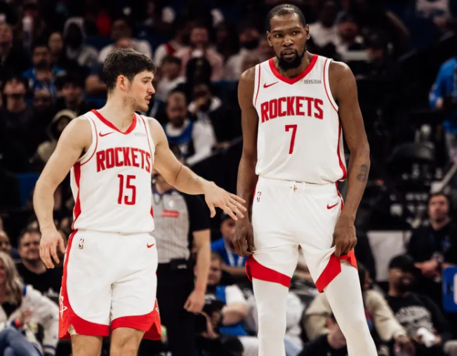 NBA常规赛后，谢泼德接受场边记者采访，在谈到杜兰特的记录时说：“太疯狂了，他