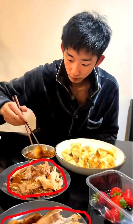 你说一个在英国打斯诺克决赛的选手，决赛前在家干啥？人家穿着睡衣跟老爸吃饭呢！