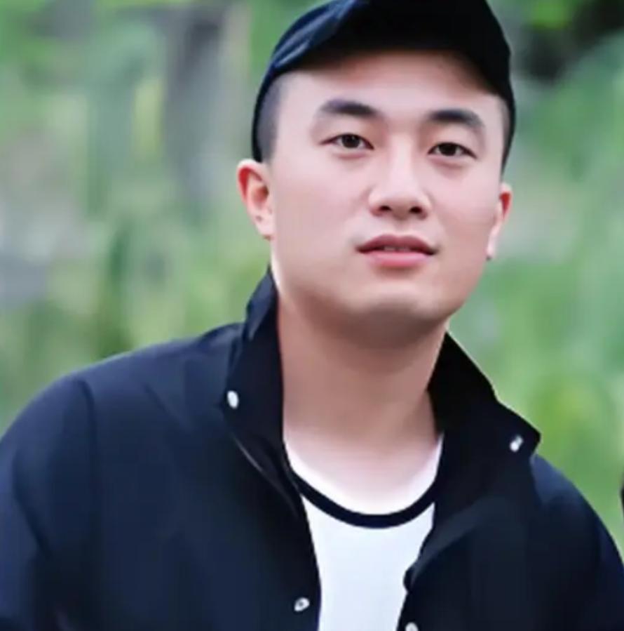 2021年，四川30岁男子每天和57岁母亲一起睡，他不叫她妈妈，而是叫她袁妹妹，