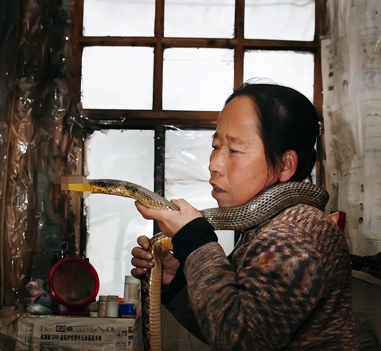 1995年，一名吉林农妇救了一条毒蛇，将其放生后，毒蛇竟然又返回了她家里，并在这