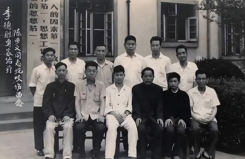 1956年夏天，南通街头发生了一件奇事。一个农民被毒蛇咬伤，眼看就要不行了，
