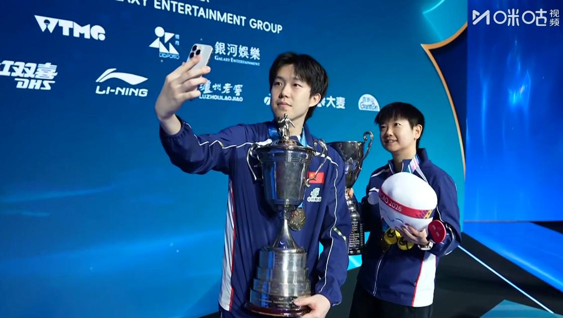 世界杯的冠军拍照环节，莎莎再次欺负开了王楚钦，这次冠军奖杯有点大，于是莎