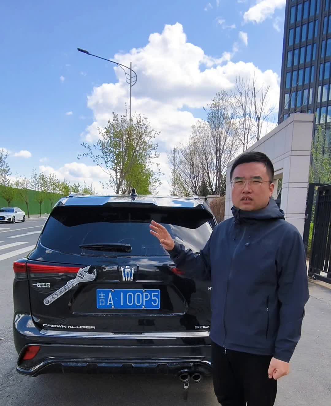 可能你的车卖了都不知道的一个东西，就是后排的遮物帘也叫隐私帘。打开后备箱这个位置