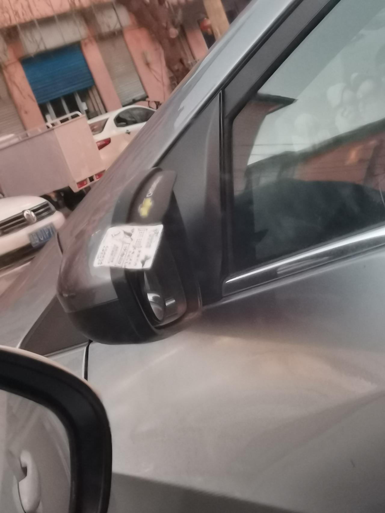 坐标吉林市，如今出现了往汽车后视镜贴广告的现象，那广告内容简直不堪描述，实在该好