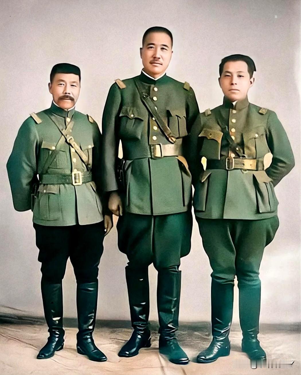 这是张学良将军的戎装老照片啊，拍摄的时间还是在1927年。站在最右边没胡子的就是