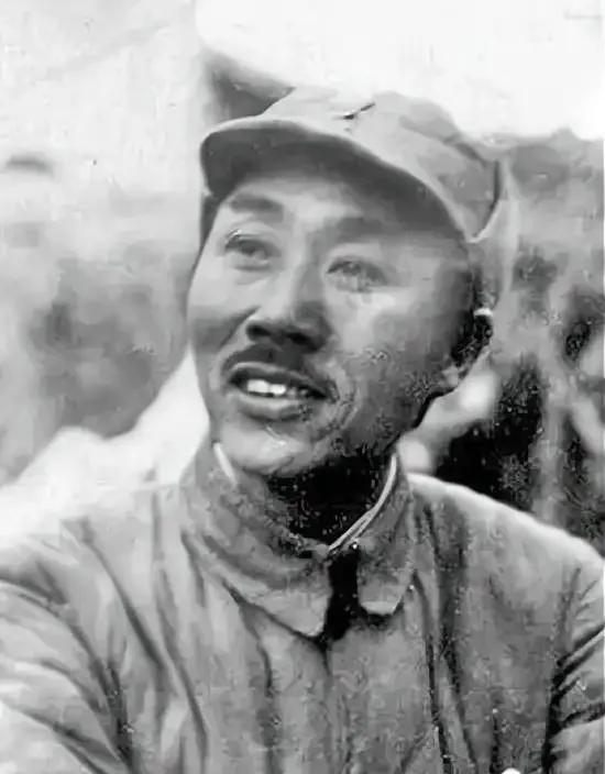 1940年秋，太行山黄崖洞兵工厂内，刘鼎正对着日军掷弹筒苦思。这不到3公斤的铁家