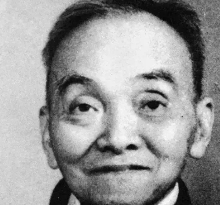 1949年，他不幸被捕，且被判了死刑。临行前，他突然对看守说：“我肚子疼，要上厕