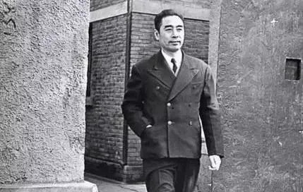 “一日为师，终身为父。”蒋介石并非没有动周恩来的念头，却始终难以下手，黄埔师生的