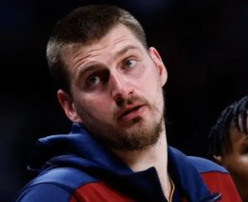 掘金更新官方社媒，公布了球队对阵马刺的伤病报告。出战成疑（QUESTIONA