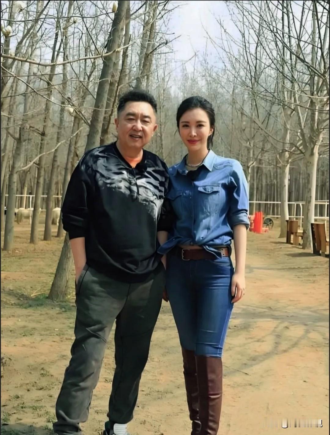 仔细一看，左边的于谦发型蓬松，眉目疏朗，阳光俊逸，显得沉健又结实。而右边的美女是