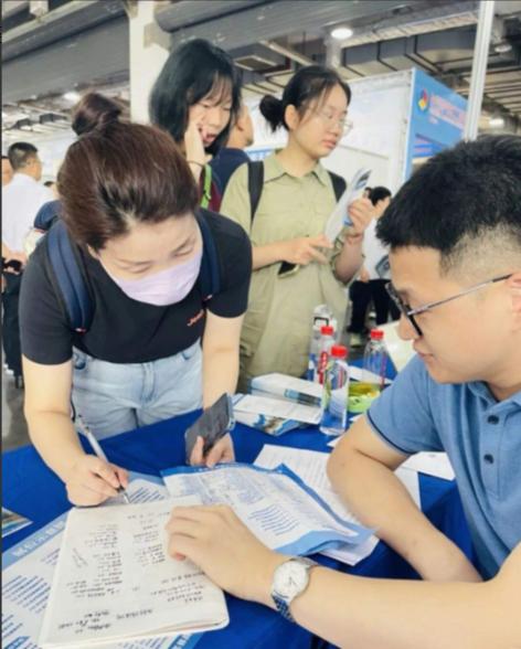 颠覆社会认知：“985”输给了“铁饭碗”。今年大批600分以上的考生黑压压地填报