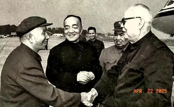 一张珍贵的照片。这是1980年，粟裕同志与叶剑英，杨尚昆，许世友等同志，在广州