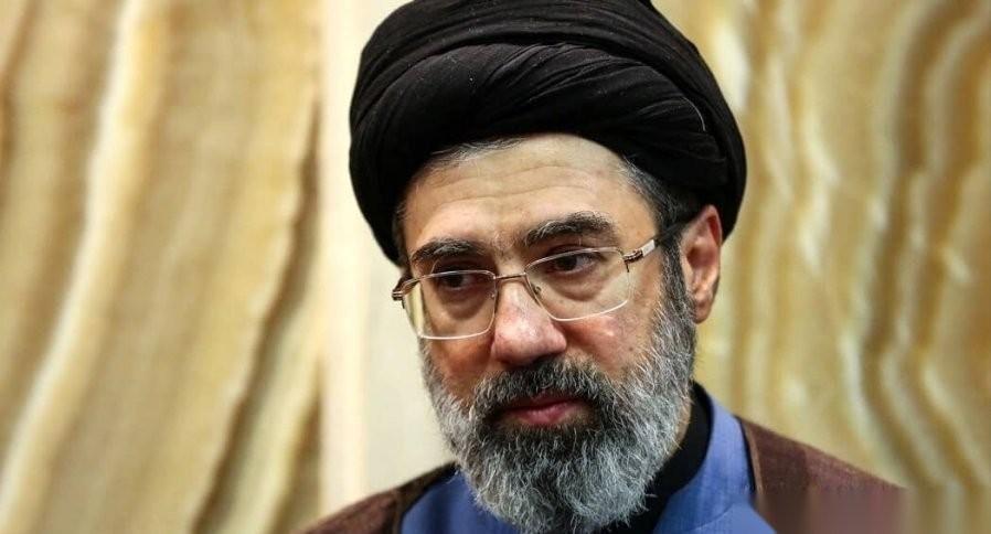 路透社刚捅破了一层惊天窗户纸：伊朗新掌门人穆杰塔巴·哈梅内伊不仅面部几乎毁容，双