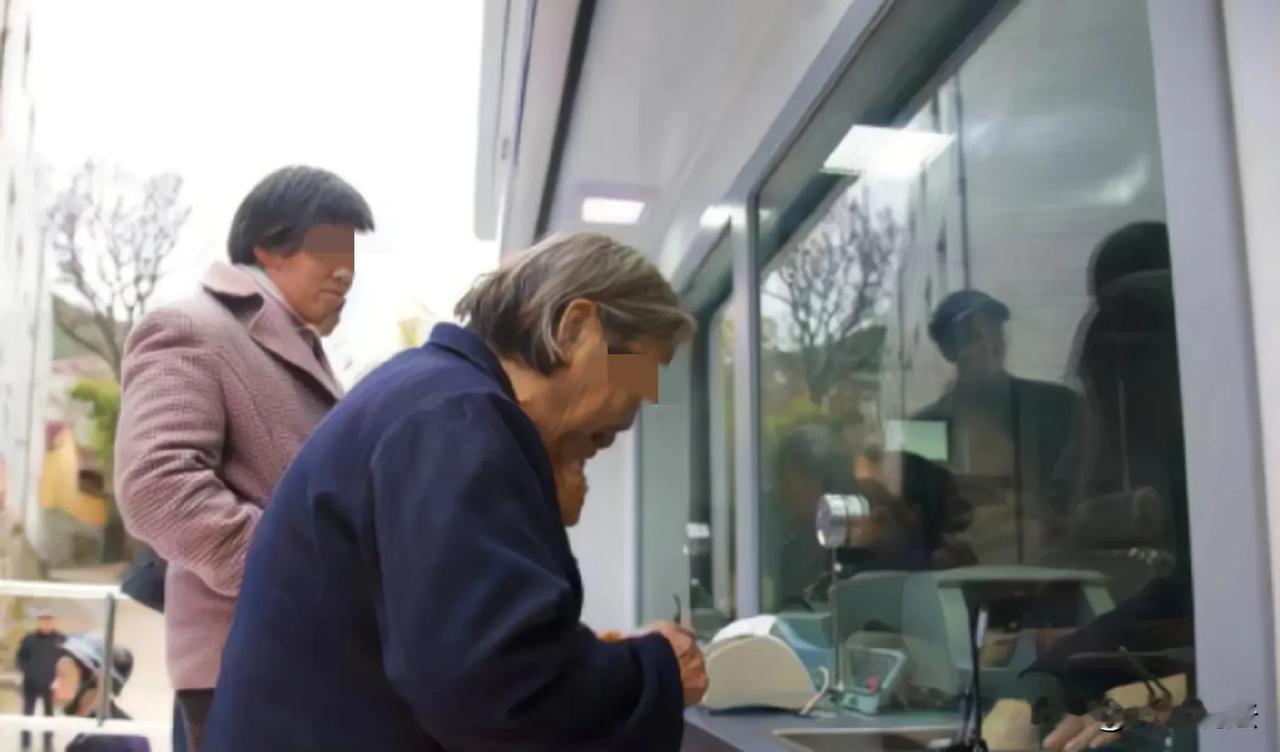 浙江遂昌，一女子拿存折来到银行准备取款10000元，但银行却表示存折中的钱已经取