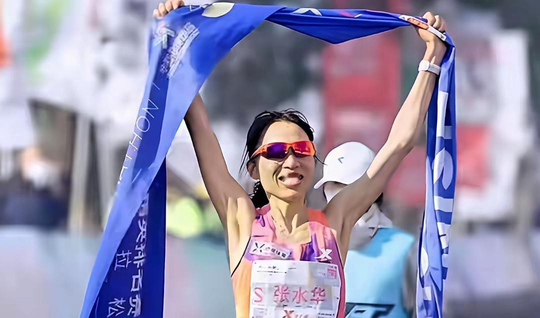 张水华参加石屏马拉松比赛，让这个赛事备受关注，六千跑者齐聚异龙湖，小小县城彻底沸