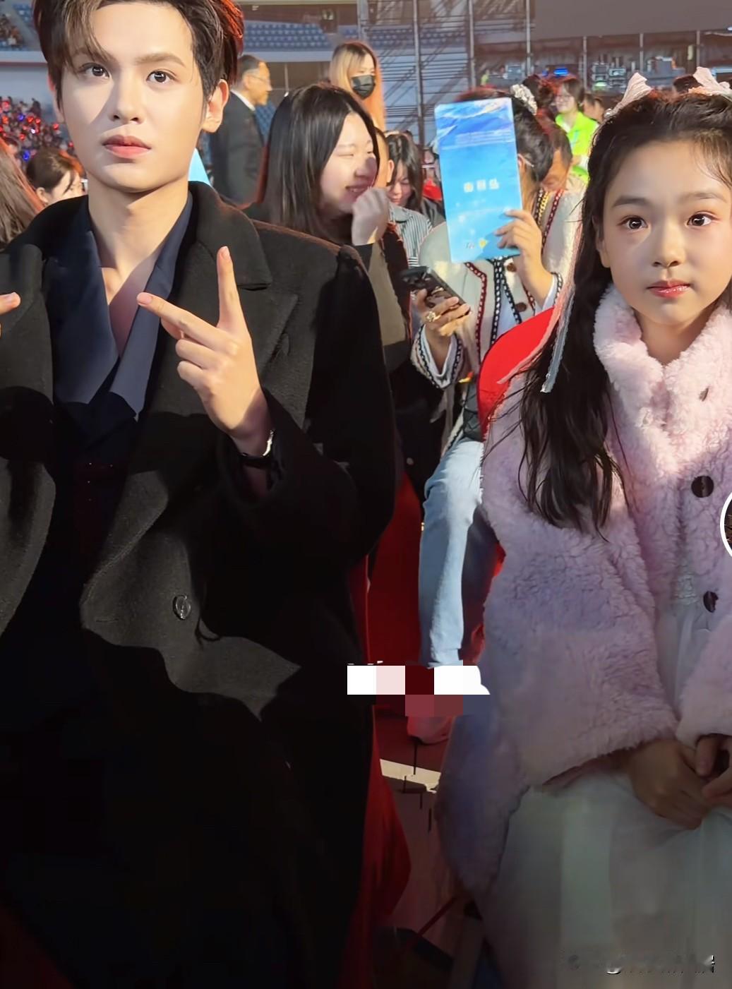 我有种预感,以后小酒窝肯定比董璇还要有实力,你看小酒窝如今都有专属的座位了,