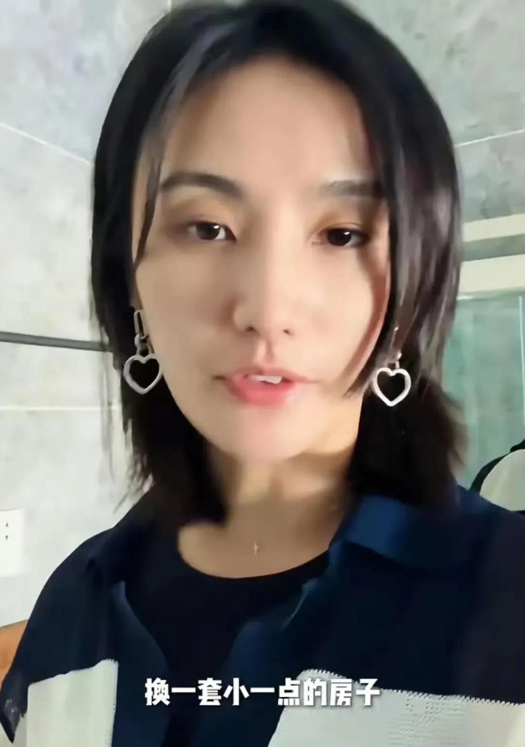 李亚鹏一家居然换小房子住了！海哈金喜在网上直叹日子太难熬，连3岁的女儿都抱着老房