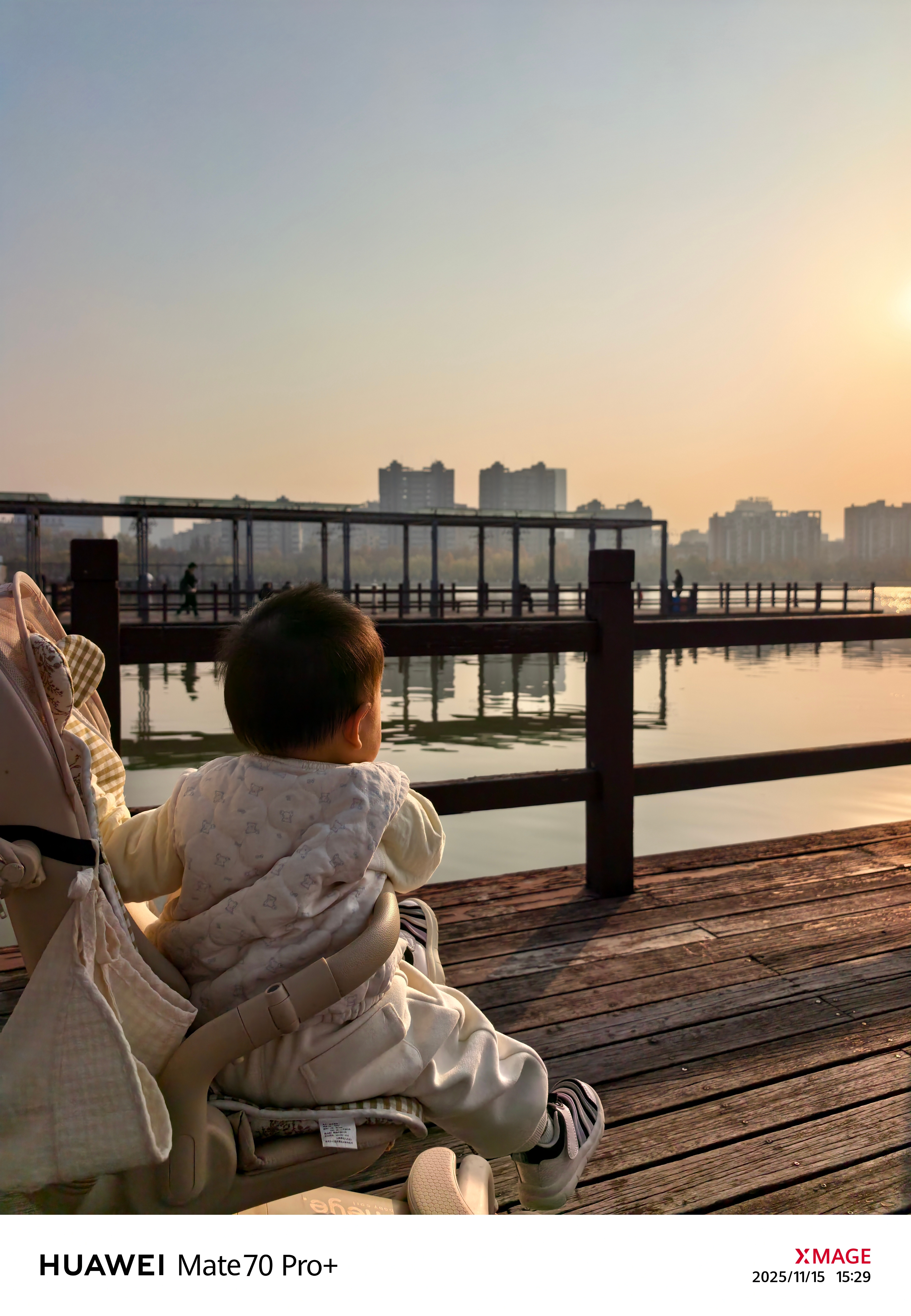 结束一天的带娃，明天继续。自从有了小宝，几乎每一天都在记录她的成长，真是每一天都