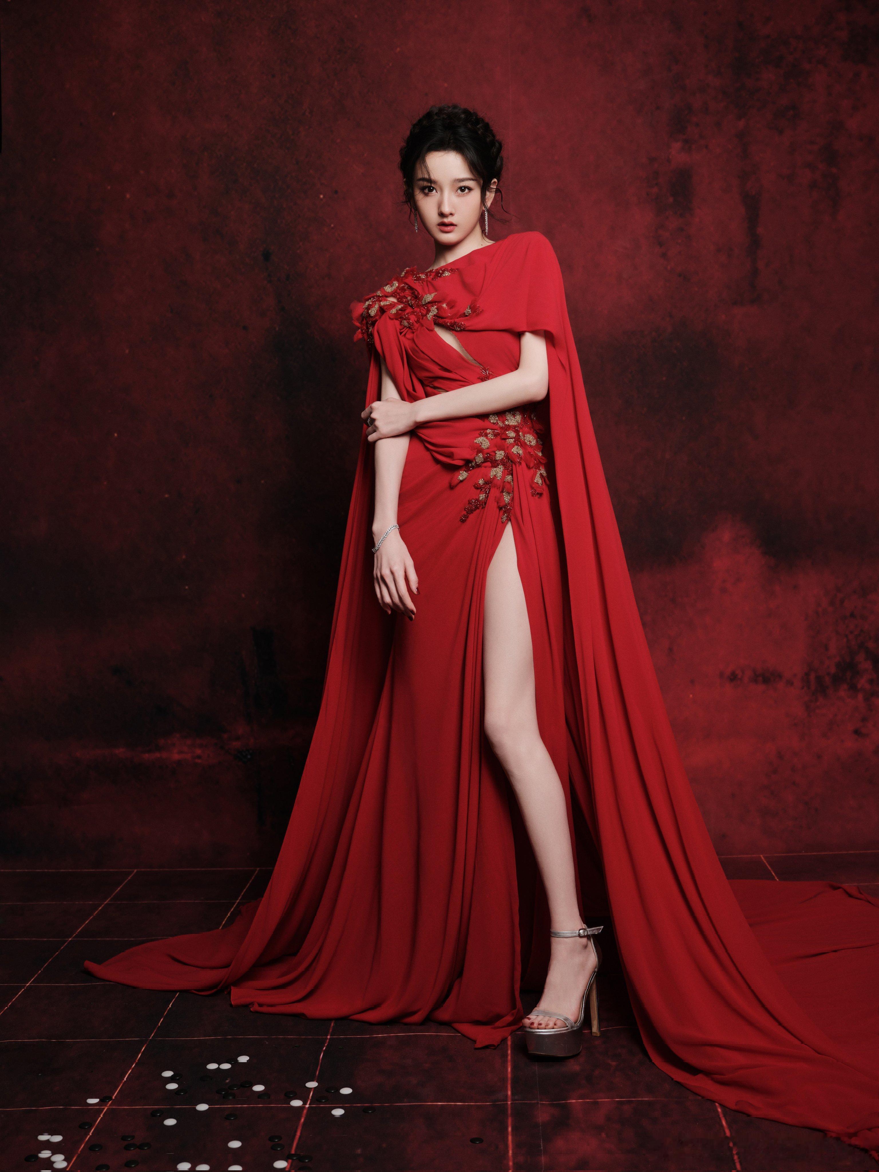 宋祖儿两次重要活动的造型，应该都不会是其他同龄花考虑的风格范围，有种脱离了现在娱