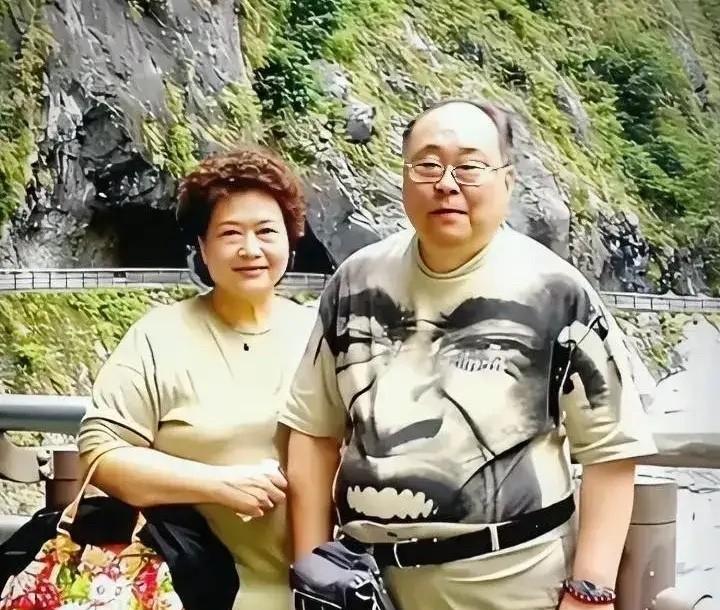 著名女高音朱逢博与声乐老师施鸿鄂从师生变夫妻，情深意重。施鸿鄂去世后，朱逢博守护