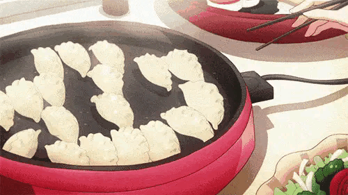 “头伏饺子二伏面”，进伏那天我要包饺子，我最喜欢吃酸菜油渣子馅的饺子，可女儿不爱