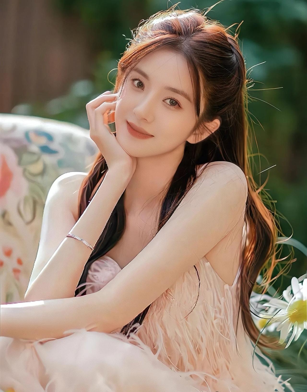 温柔时光，静享美好，鲜花相伴，如梦似幻。晒图笔记大赛高雅气质美女