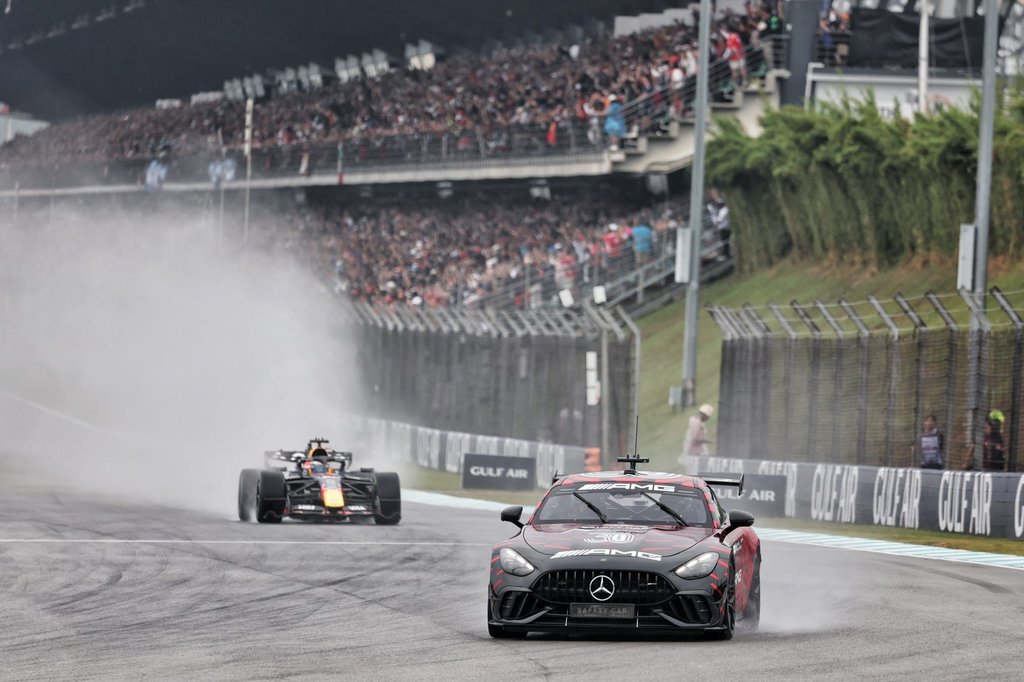 F1巴林大奖赛马来西亚站的起步程序一度被迫中止，发生了什么？赛前暴雨让发车推迟