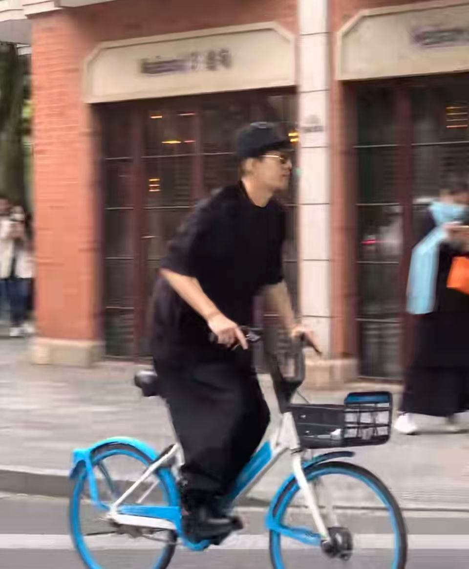 又双叒叕在上海偶遇王嘉尔了vocal被陆家嘴地铁站的王嘉尔百米巨幕长屏震撼到谁