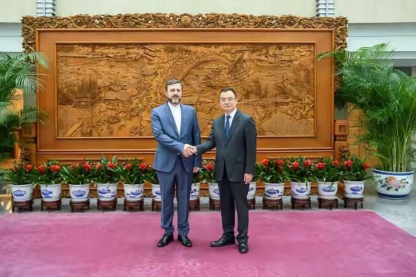 全世界都没有想到，美伊谈判前一天，伊朗总统特使，带着总统亲笔信，没有去俄罗斯，没