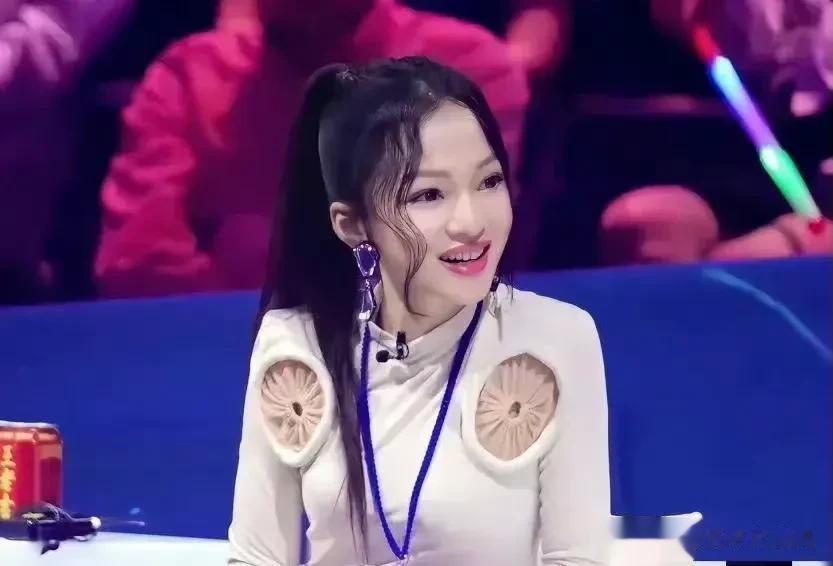 张韶涵，这衣服上安了个什么玩意啊